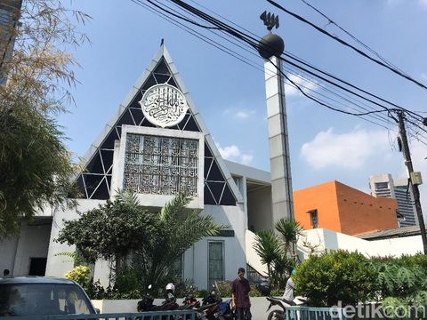 Masjid Jami'e Darussalam di Tanah Abang, Jakarta Pusat. Bentuk segitiga di masjid tersebut adalah rancangan Ridwan Kamil