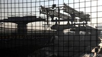 Tol Jakarta-Cikampek jadi salah satu ruas tol yang banyak dilalui oleh pemudik. Oleh karena itu, untuk mengantisipasi kepadatan kendaraan di ruas tol tersebut sejumlah proyek pembangunan di Tol Jakarta-Cikampek dihentikan sementara waktu.