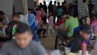 Pemudik menikmati fasilitas tempat istirahat atau rest area ruas Tol Batang-Semarang KM 379A Gringsing, Batang, Jawa Tengah, Jumat (31/5/2019).