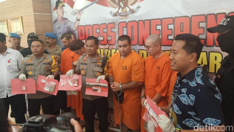 5 WNA Pengedar Ganja dan Kokain di Bali Diciduk Polisi 5 WNA Pengedar Ganja dan Kokain di Bali Diciduk Polisi