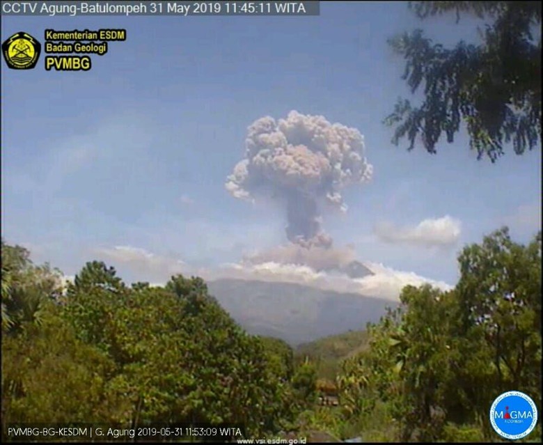 Gunung Agung Erupsi, Sejumlah Daerah di Bali Hujan Abu dan Pasir Gunung Agung Erupsi, Sejumlah Daerah di Bali Hujan Abu dan Pasir