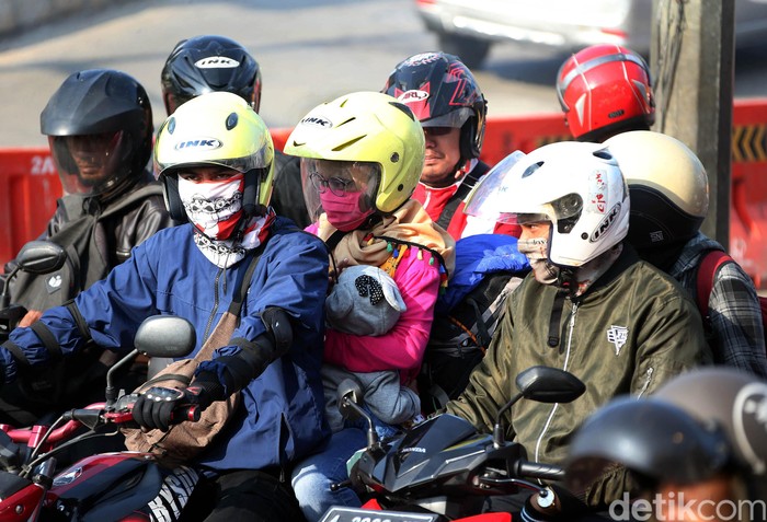 Mudik jadi momen yang ditunggu untuk berlebaran bersama keluarga di kampung halaman. Meski berbahaya, tak sedikit warga yang membawa anak untuk mudik naik motor.