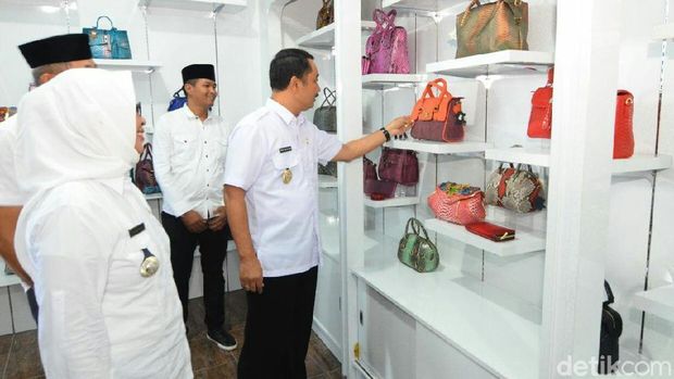 Keren Tas Kulit Ular Dari Banyuwangi Tembus Pasar Asia Dan Eropa