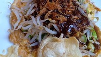 Kupat tahu dipadu dengan telur dadar enak dimakan hangat. Sajian ini juga bikin perut kenyang. Foto: Instagram@babyrena_callmedewi