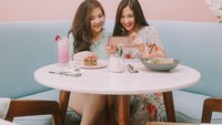 Berfoto di kafe instagramable. Ia terlihat menikmati makanan enak di kafe serba warna pastel.  Foto: Instagram@jscmila