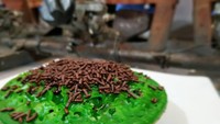 Selain surabi original yang berwarna putih, sekarang juga ada surabi aneka warna. Salah satunya surabi pandan warna hijau dengan taburan meises cokelat. Foto: istimewa