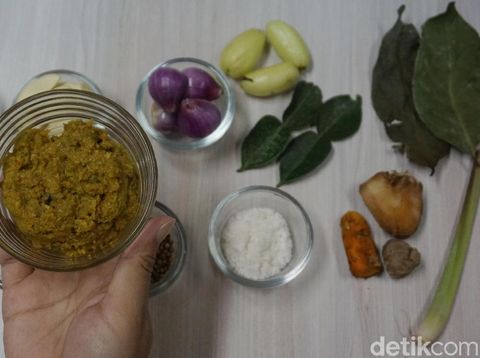 Proses pembuatan opor ayam bumbu kuning