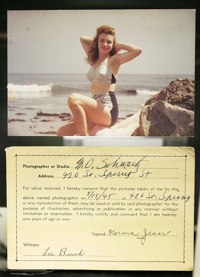 Tiga tahun kemudian, ia bertemu seorang fotografer yang menawarinya pekerjaan sebagai model. Marilyn pun setuju dan resign dari pekerjaan lamanya. Dari sinilah karier sang aktris bermula. Pada 1946, Marilyn menandatangani kontrak kerja dengan 20th Century Fox yang membuatnya populer dan jadi artis legendaris. Foto: Getty Images