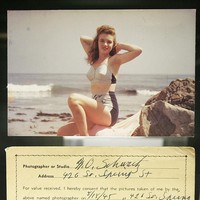 Tiga tahun kemudian, ia bertemu seorang fotografer yang menawarinya pekerjaan sebagai model. Marilyn pun setuju dan resign dari pekerjaan lamanya. Dari sinilah karier sang aktris bermula. Pada 1946, Marilyn menandatangani kontrak kerja dengan 20th Century Fox yang membuatnya populer dan jadi artis legendaris. Foto: Getty Images