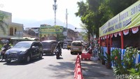 Kendaraan roda empat yang mengarah ke arah Tasik pun mendominasi. Tidak seperti keadaan pagi tadi, kepadatan lalu lintas tidak terlihat di jalur ini.
