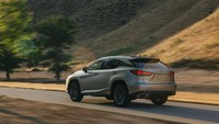 Selain penambahan fitur, Lexus juga melakukan perubahan pada sasis. Lexus RX 2020 membuat stabilizer bagian depan dan belakang berongga untuk mengurangi beban. Melalui perubahan tersebut, Lexus mengklaim mobil ini akan lebih senyap dan empuk bahkn di jalanan buruk sekalipun. Foto: Pool (carscoops)