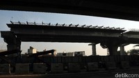 Di area Tol Jakarta-Cikampek ada tiga proyek yang sedang dikerjakan, yakni Tol Layang Jakarta-Cikampek, light rail transit atau LRT Jabodebek, dan kereta cepat Jakarta-Bandung.