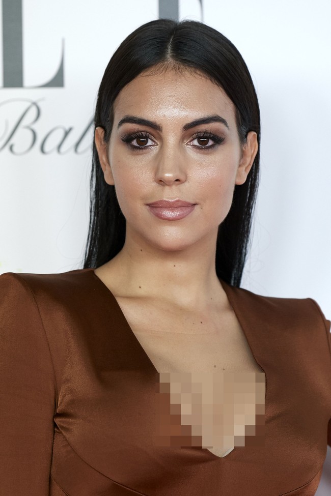 Inilah penampilan Georgina Rodriguez saat menghadiri  ELLE Charity Gala di Madrid, Spanyol, Kamis (30/5/2019). Pacar dari pesepakbola Cristiano Ronado ini mencuri perhatian dalam balutan gaun coklat. Foto: Getty Images