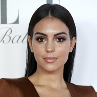 Inilah penampilan Georgina Rodriguez saat menghadiri  ELLE Charity Gala di Madrid, Spanyol, Kamis (30/5/2019). Pacar dari pesepakbola Cristiano Ronado ini mencuri perhatian dalam balutan gaun coklat. Foto: Getty Images