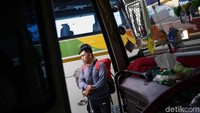Terminal Pulogebang, Jakarta Timur, jadi salah satu terminal yang banyak didatangi oleh pemudik yang akan pulang ke kampung halaman di berbagai daerah di Indonesia.