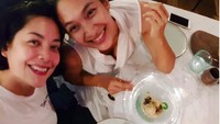 Kali ini Lulu dan Happy Salma menyantap hidangan fushion yang dihiasi dengan edible flower. Keduanya lagi-lagi mengenakan pakaian berwarna senada. Foto: Instagram happysalma