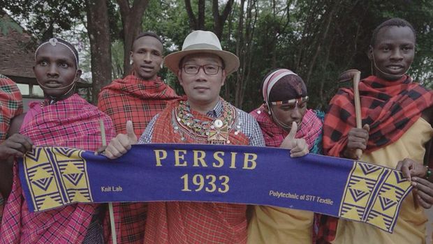 Bendera Persib tak lupa dibawa