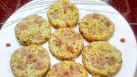 Nggak kalah cantik, omelet mi plus sosis ini dicetak dalam teflon bulat. Hasilnya dijamin rapih dan bisa menggugah selera makan saat sahur. Foto: Instagram miracamelia79