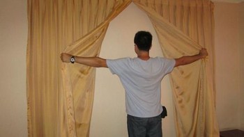 Satu lagi gambar pemandangan yang... beda dari jendela kamar hotel. (Foto: Boredpanda.com)