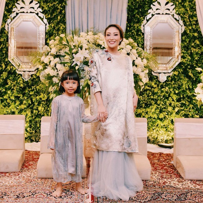 Ayu Dewi tampil kompak dengan putrinya memakai gaun yang cantik. Nuansa warna silver membuat penampilan keduanya semakin elegan. Foto: Instagram