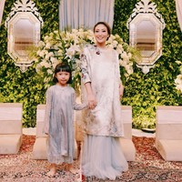 Ayu Dewi tampil kompak dengan putrinya memakai gaun yang cantik. Nuansa warna silver membuat penampilan keduanya semakin elegan. Foto: Instagram