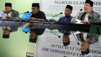Ketua Majelis Ulama Indonesia (MUI) KH Muhyiddin Junaedi, Ketua MUI KH Masduki Baidlowi, Ketua MUI KH Sodikun dan Wasekjen MUI Amirsyah Tambunan memberikan keterangan kepada awak media terkait Hari Raya Idul Fitri di Jakarta, Jumat (31/5/2019).