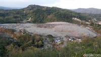 Tampak panorama tempat pembuangan sampah di kejauhan (Pradito Rida Pertana/detikcom)