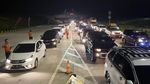 Antrean Pemudik Padati Gerbang Tol Bakauheni Antrean Pemudik Padati Gerbang Tol Bakauheni