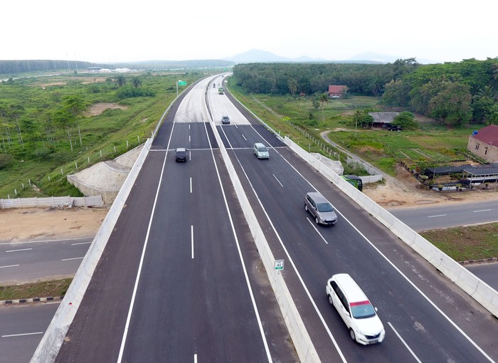 Sejumlah kendaraan pemudik melintas di jalan tol Trans Sumatera Bakauheni-Terbanggi Besar, di Desa Sababalau Lampung Selatan, Lampung, Kamis (30/5/2019). Memasuki H-6 Lebaran tahun 2019, volume arus mudik melalui jalan tol Trans Lampung dari arah Jakarta ke Palembang mulai mengalami peningkatan. ANTARA FOTO/Ardiansyah/wsj.