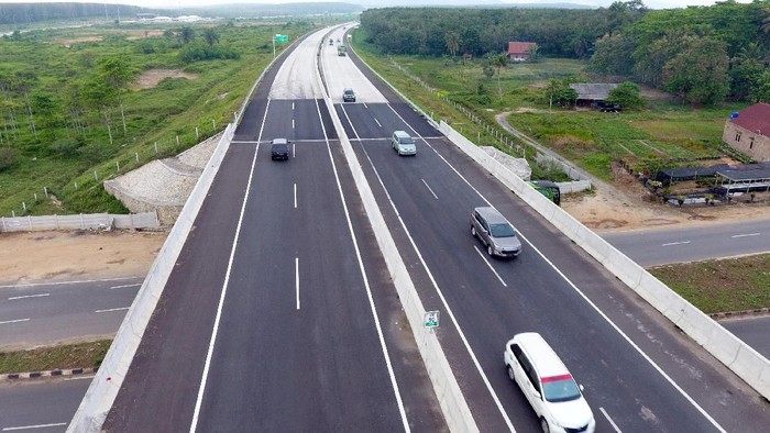 ARUS MUDIK DI TOL LAMPUNG Sejumlah kendaraan pemudik melintas di jalan tol Trans Sumatera Bakauheni-Terbanggi Besar, di Desa Sababalau Lampung Selatan, Lampung, Kamis (30/5/2019). Memasuki H-6 Lebaran tahun 2019, volume arus mudik melalui jalan tol Trans Lampung dari arah Jakarta ke Palembang mulai mengalami peningkatan. ANTARA FOTO/Ardiansyah/wsj.