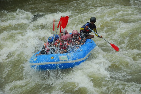 Untuk kapasitas arung jeram di The Pikas Adventure Resort, bisa menampung 150 orang sekali mengarung. Untuk satu perahu, berisi lima orang plus guide. (Uje Hartono/detikcom) Untuk kapasitas arung jeram di The Pikas Adventure Resort, bisa menampung 150 orang sekali mengarung. Untuk satu perahu, berisi lima orang plus guide. (Uje Hartono/detikcom)