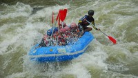 Untuk kapasitas arung jeram di The Pikas Adventure Resort, bisa menampung 150 orang sekali mengarung. Untuk satu perahu, berisi lima orang plus guide. (Uje Hartono/detikcom)