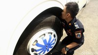 Sejumlah bus yang ingin berangkat di check terlebih dahulu mulai dari tekanan angin, rem hingga kesehatan mesin.