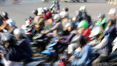 Pemudik Motor Mulai Sesaki Jalan Kalimalang