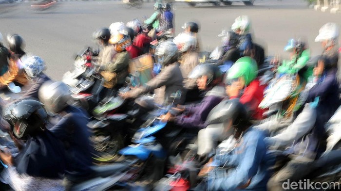 Sebagian warga Jakarta mulai mudik untuk berlebaran di kampung halaman. Tak terkecuali para pemudik motor ini yang melintasi Jalan Kalimalang untuk mudik.