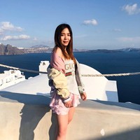 Aku selalu berpakaian apapun yang membuatku senang. Kuncinya adalah nyaman, ungkap wanita yang pernah kuliah di jurusan hukum itu kepada Asiatatler. Foto: Instagram @chloe.nke