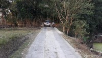 Jalan cor blok menanjak yang harus dilalui untuk mencapai Puncak Sosok (Pradito Rida Pertana/detikcom)