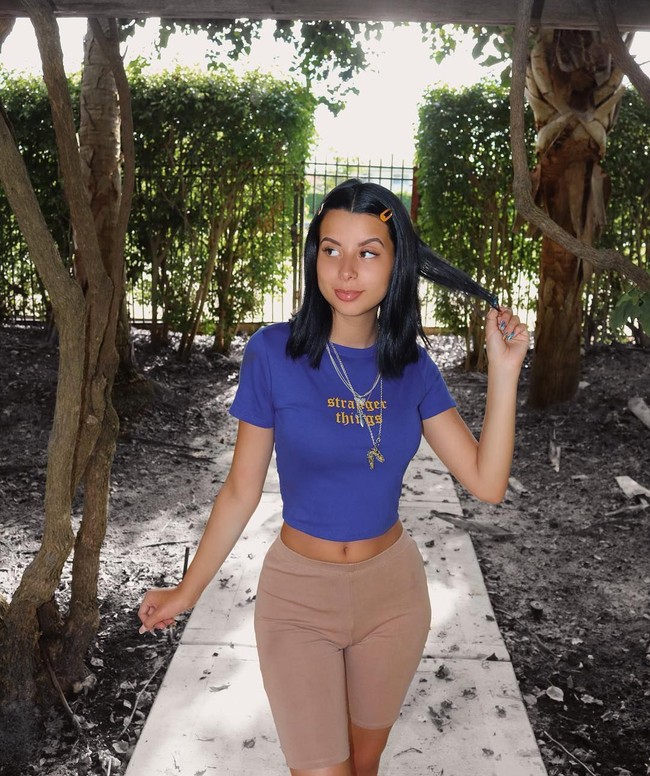 Melalui unggahan tersebut, pemilik nama asli Ariana Renee ini mungkin berharap mendapat simpati dari para netizen. Namun ia malah mendapat olokan di Twitter karena gagal berjualan. Sejumlah netizen pun menilai jika Arii kurang engangement dan hanya fokus pada follower. Foto: Instagram @arii