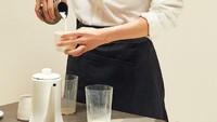 D.O terkenal sebagai salah satu member dari boyband EXO yang terkenal. Penyanyi sekaligus aktor asal Korea Selatan ini, baru saja umumkan keputusannya untuk menjalagi tugas wajib militer. Ini posenya saat tengah serius meracik kopi. Foto: Istimewa