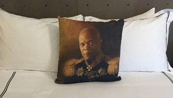 Mungkin cocok nih buat yang mau tiduran sambil berasa dilihatin Samuel L. Jackson. (Foto: Boredpanda.com)