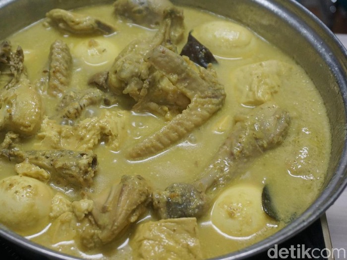 Proses pembuatan opor ayam bumbu kuning