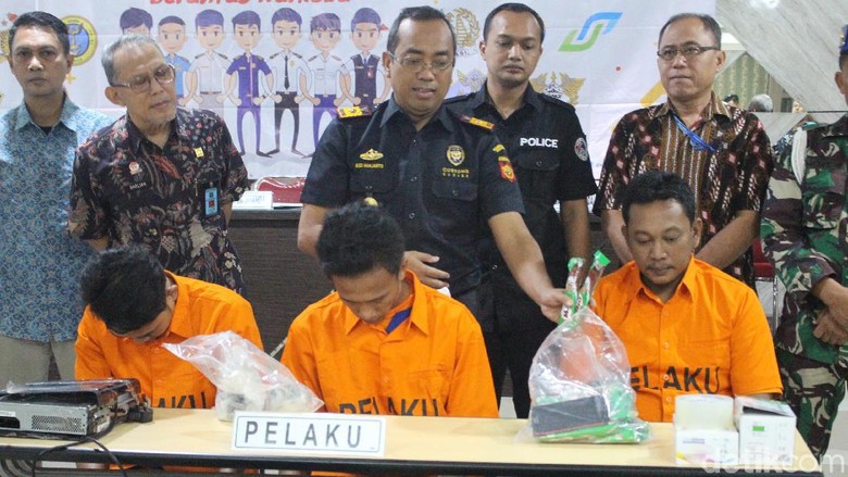 5 Usaha Penyelundupan Narkoba via Juanda Digagalkan, 4,5 Kg Sabu Disita 5 Usaha Penyelundupan Narkoba via Juanda Digagalkan, 4,5 Kg Sabu Disita