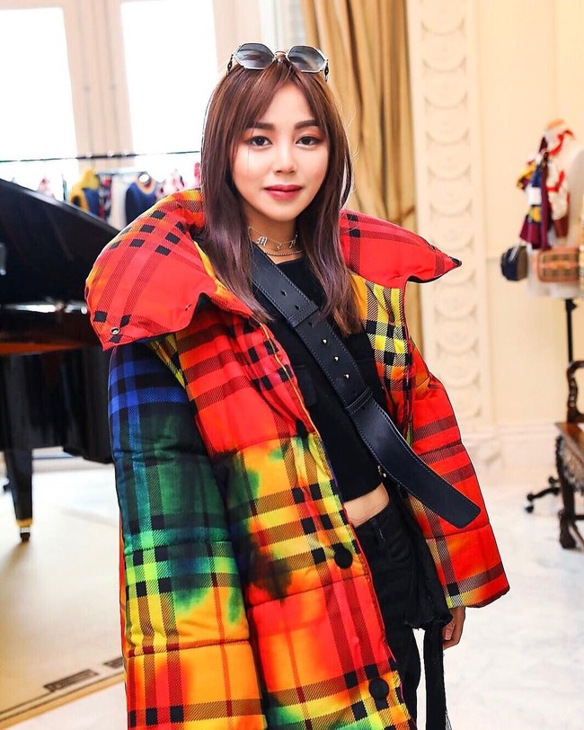 Wanita berusia 22 tahun ini pun mencuri atensi dengan gaya busananya yang stylish dan berasal dari barang-barang branded. Foto: Instagram @chloe.nke