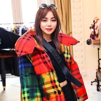 Wanita berusia 22 tahun ini pun mencuri atensi dengan gaya busananya yang stylish dan berasal dari barang-barang branded. Foto: Instagram @chloe.nke