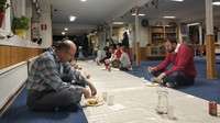 Suasana buka puasa di Islamic Center Lund, Swedia. Puasa di Swedia lamanya hampir 19 jam. Pada akhir Ramadhan, Subuh mencapai pukul 02.31, sementara maghrib menjadi mundur pukul 21.50. (Mushonnifun Faiz Sugihartanto/Istimewa)