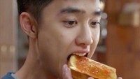 Meski sudah berusia 26 tahun, tapi DO tetap awet muda. Wajahnya yang imut membuatnya memiliki banyak penggemar, ini posenya saat sedang makan roti panggang. Foto: Istimewa