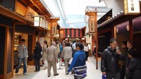 Bandara Haneda juga menjadi surga bagi pecinta belanja. Pasalnya di bandara ini beragam toko menjual barang-barang menarik tak hanya dari produk lokal Jepang tetapi juga mancanegara. Satu hal lagi yang menarik, bandara ini terkenal tepat waktu lho. Dok. Wikipedia/toshinori baba.