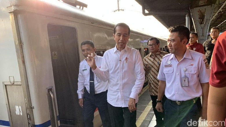 Tinjau Stasiun Pasar Senen, Jokowi Ingat Mudik Naik Kereta Tahun 1986 Tinjau Stasiun Pasar Senen, Jokowi Ingat Mudik Naik Kereta Tahun 1986