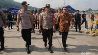 Wakapolri Komjen Ari Dono Sukmanto memantau arus mudik di Pelabuhan Merak, Cilegon, Banten, Jumat (31/5/2019).