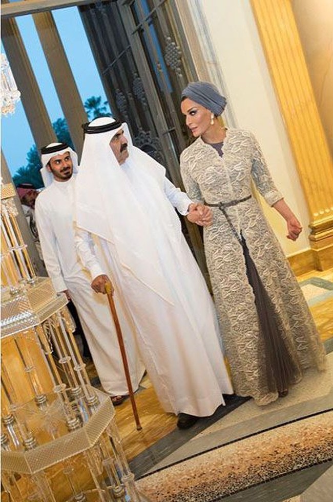 Wanita bernama Moza bint Nasser atau lebih dikenal sebagai Sheikha Moza ini dikenal sebagai ibu negara muslim paling stylish. Mozah merupakan istri kedua dari pemimpin Qatar, Sheikh Hamad bin Khalifa Al Thani. Dari pernikahan dengan Moza, Sheikh Hamad dikaruniai tujuh anak. Sedangkan dari dua istrinya yang lain, dia memiliki 18 anak. Foto: Instagram @mozabintnasser